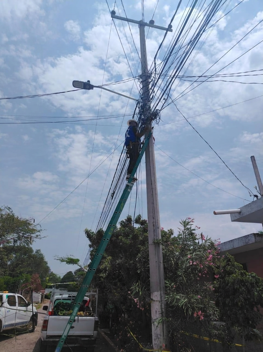 Técnico de GYBO instalando fibra óptica