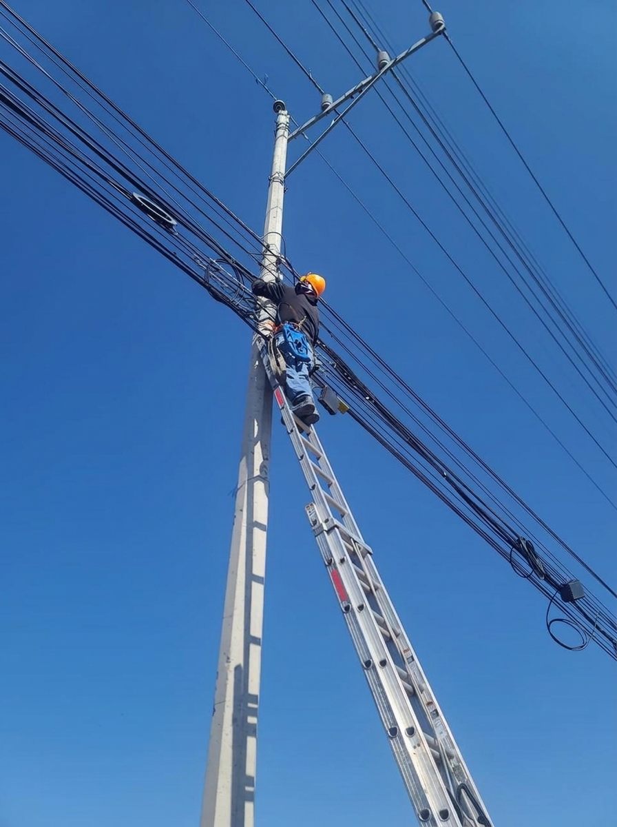 Técnico de GYBO instalando fibra óptica