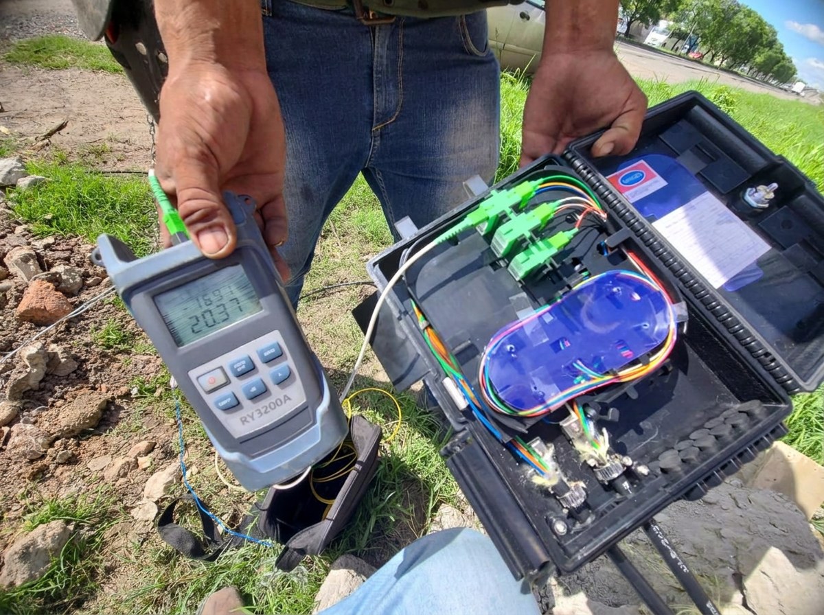 Medición de señal de fibra óptica con medidor óptico y caja de empalme