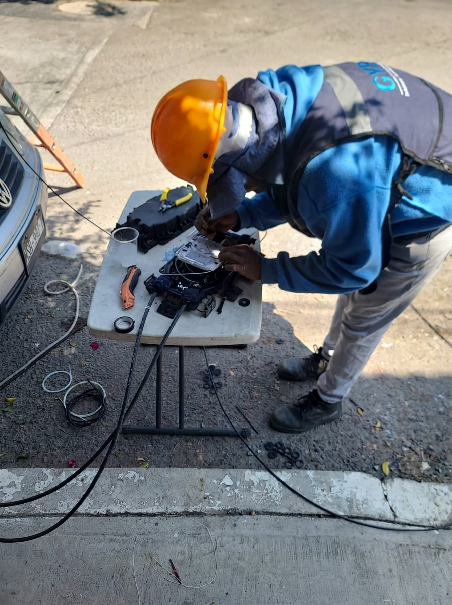 Técnico de GYBO instalando fibra óptica